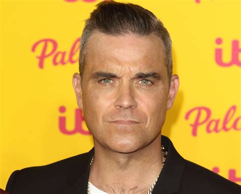  Robbie Williamsin Comeback-konsertti: Brittiläinen Pop-ikoni Palaa Lavalle Yllättävän Vieraan Ohessa